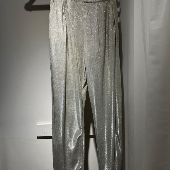 Le Lis Suit Set - Picture 14 of 15